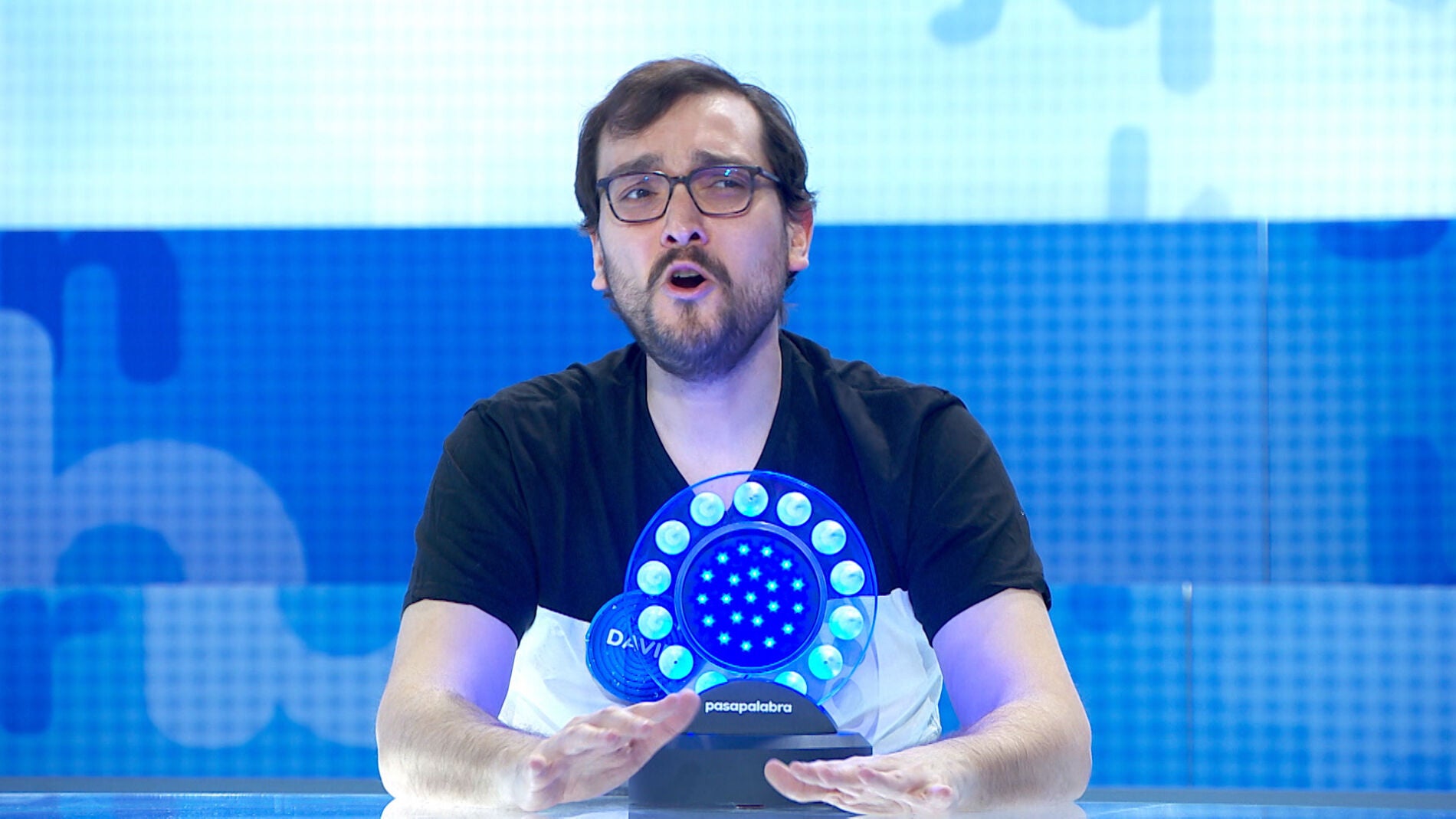 David rasca tres segundos con su pasión contenida por ‘Mamy Blue’ 