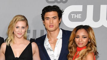 Lili Reinhart junto a Charles Menton y Vanessa Morgan