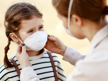 Niña con mascarilla Niña con mascarilla