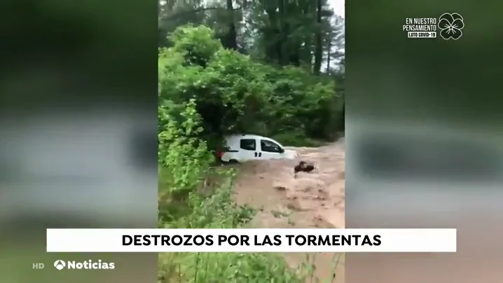 Un hombre salva su vida 'in extremis' tras escapar de su veh&iacute;culo mientras era arrastrado por un torrente de agua 