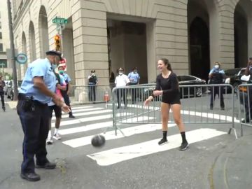Stephanie y su canasta que se ha convertido en un símbolo por la paz entre blancos y negros en Estados Unidos