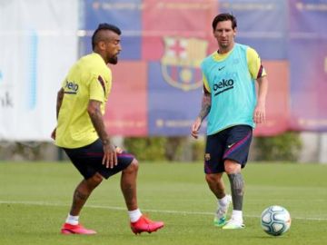 Leo Messi y Arturo Vidal en un entrenamiento