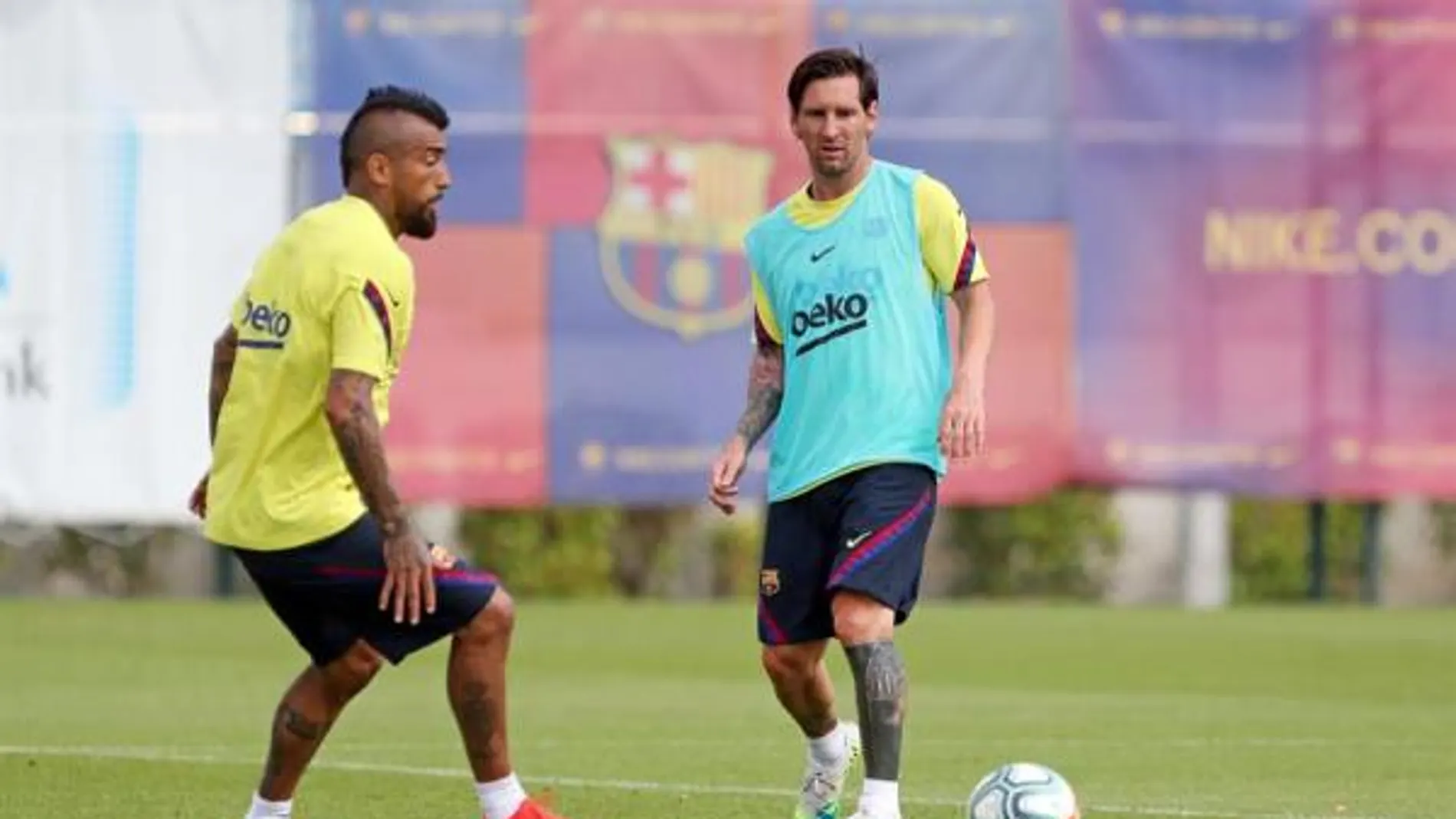 Leo Messi y Arturo Vidal en un entrenamiento Leo Messi y Arturo Vidal en un entrenamiento