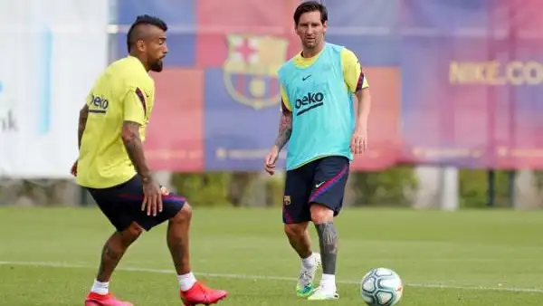 Leo Messi y Arturo Vidal en un entrenamiento Leo Messi y Arturo Vidal en un entrenamiento