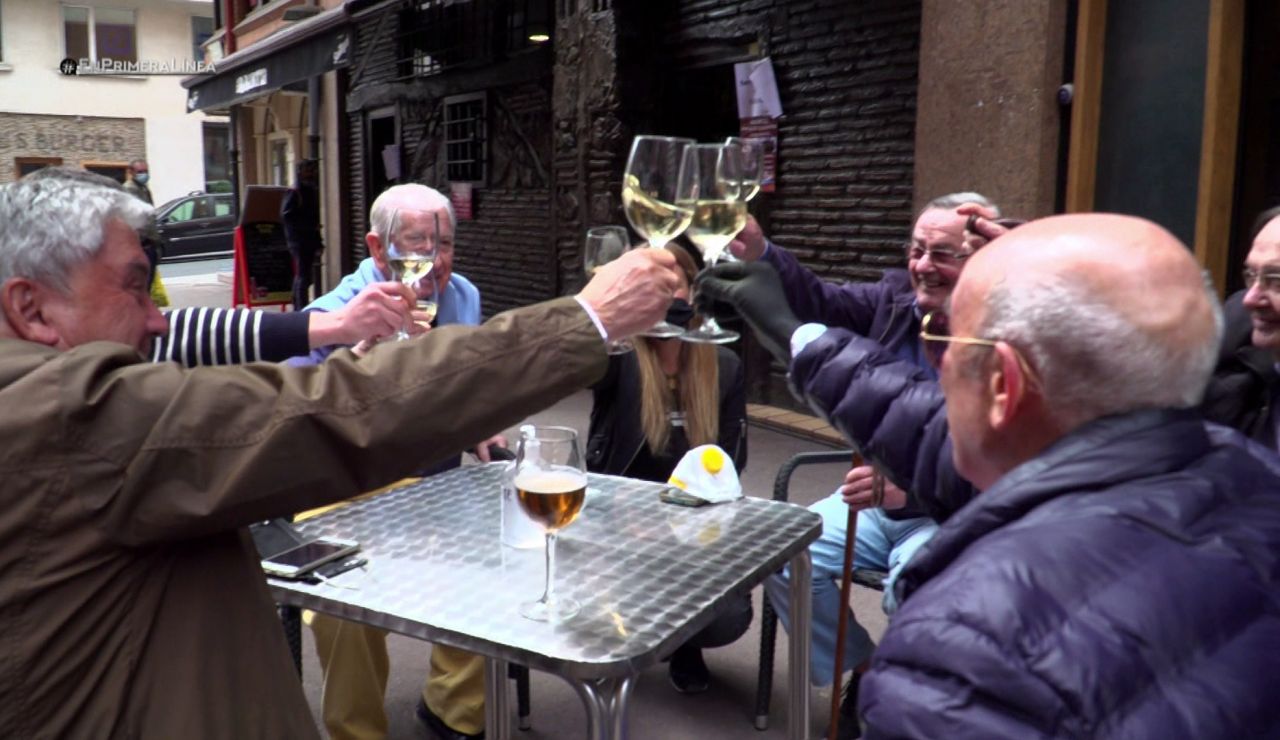 El nuevo primer brindis entre las cuadrillas tras casi tres meses sin verse: "¡Por la amistad!" El nuevo primer brindis entre las cuadrillas tras casi tres meses sin verse: "¡Por la amistad!"
