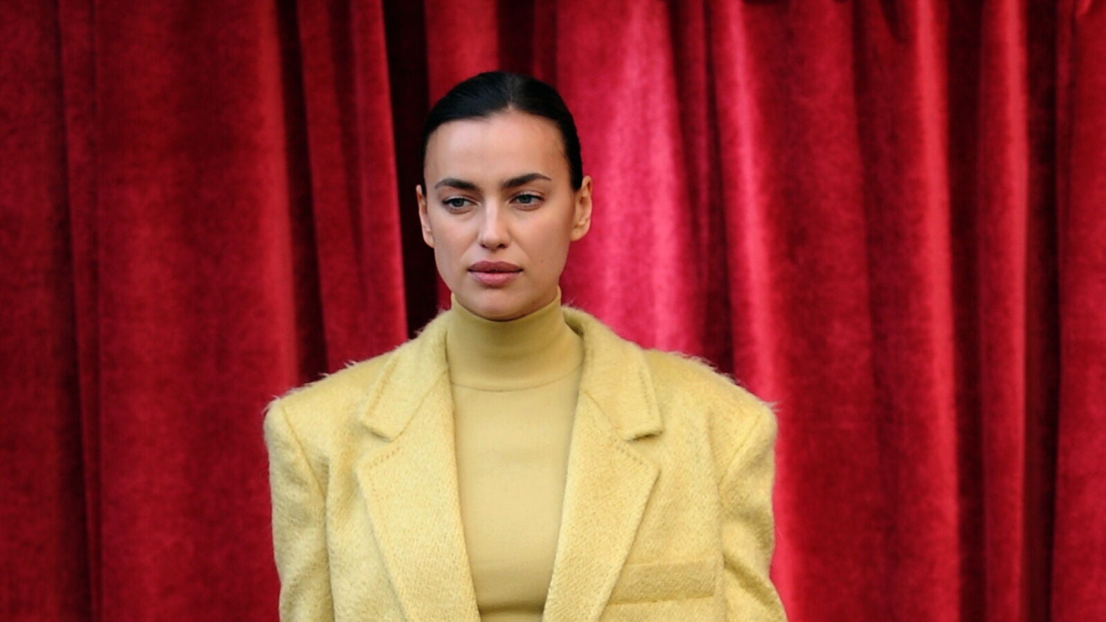 La mala cara de Irina Shayk cuando pilla a los paparazzis haciéndole estas fotos con su hija