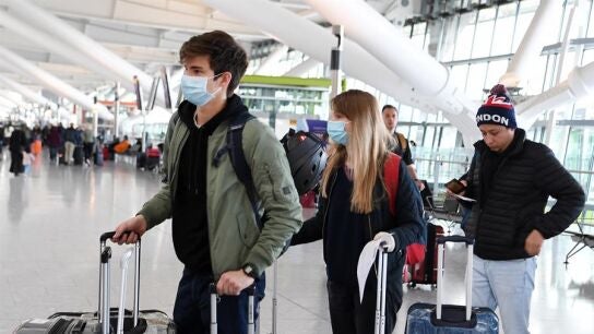Pasajeros con mascarilla en un aeropuerto