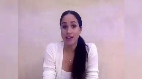 Meghan Markle se pronuncia tras el asesinato de George Floyd Meghan Markle se pronuncia tras el asesinato de George Floyd