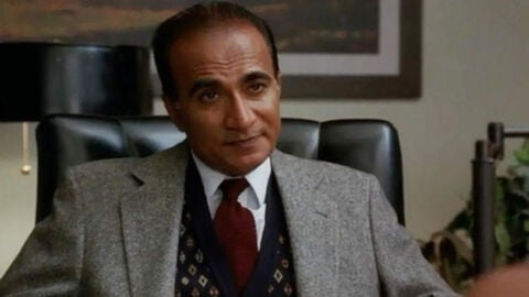 Iqbal Theba como el director Figgins en 'Glee'