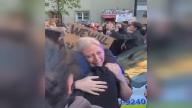 Una policía sueca se abraza hasta las lágrimas con los manifestantes contra la muerte de George Floyd