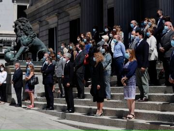 Minuto de silencio guardado en la escalinata del Congreso 