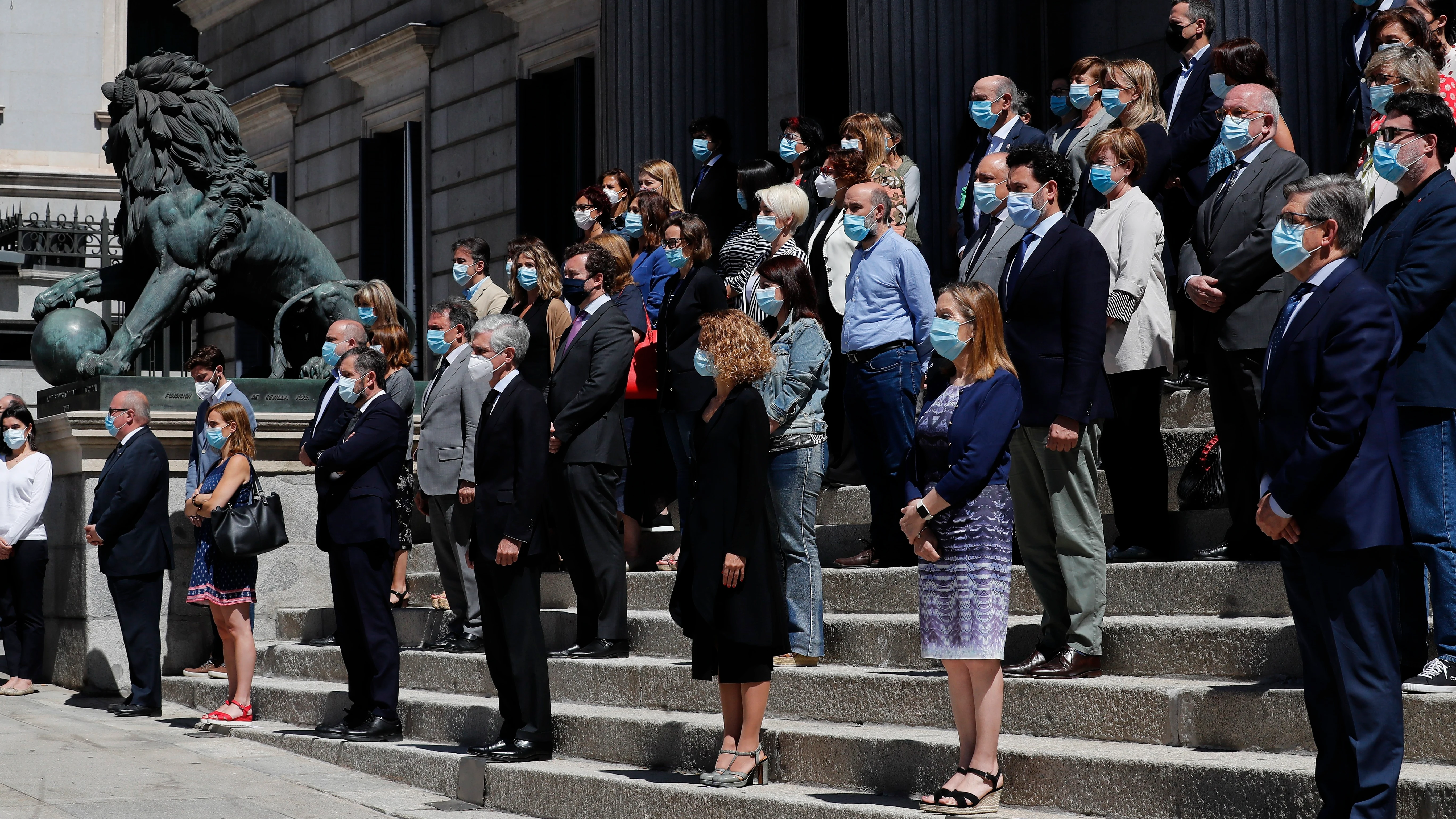 Minuto de silencio guardado en la escalinata del Congreso Minuto de silencio guardado en la escalinata del Congreso