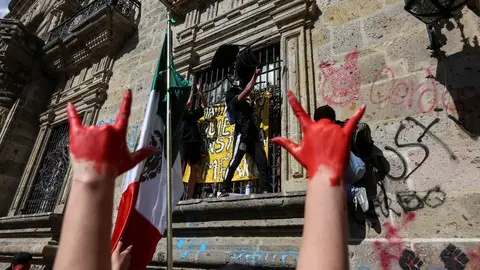 Brutalidad policial tras la muerte de un joven tras ser detenido por no llevar mascarilla Brutalidad policial tras la muerte de un joven tras ser detenido por no llevar mascarilla