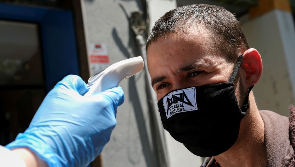 Toman la temperatura a un vecino de Barcelona con mascarilla de tela