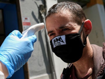 Toman la temperatura a un vecino de Barcelona con mascarilla de tela