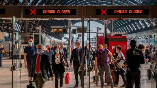 Varios viajeros pasan un control a su llegada a la Estaci&oacute;n Central de Mil&aacute;n
