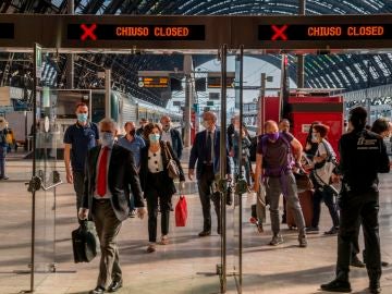 Varios viajeros pasan un control a su llegada a la Estación Central de Milán