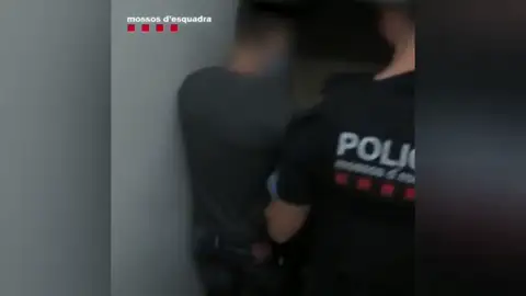 Cuatro detenidos por secuestrar a un matrimonio de ancianos para cobrarse una deuda en Sabadell Cuatro detenidos por secuestrar a un matrimonio de ancianos para cobrarse una deuda en Sabadell