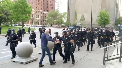 Polémica por el abuso policial en Estados Unidos contra un hombre que cae al suelo Polémica por el abuso policial en Estados Unidos contra un hombre que cae al suelo