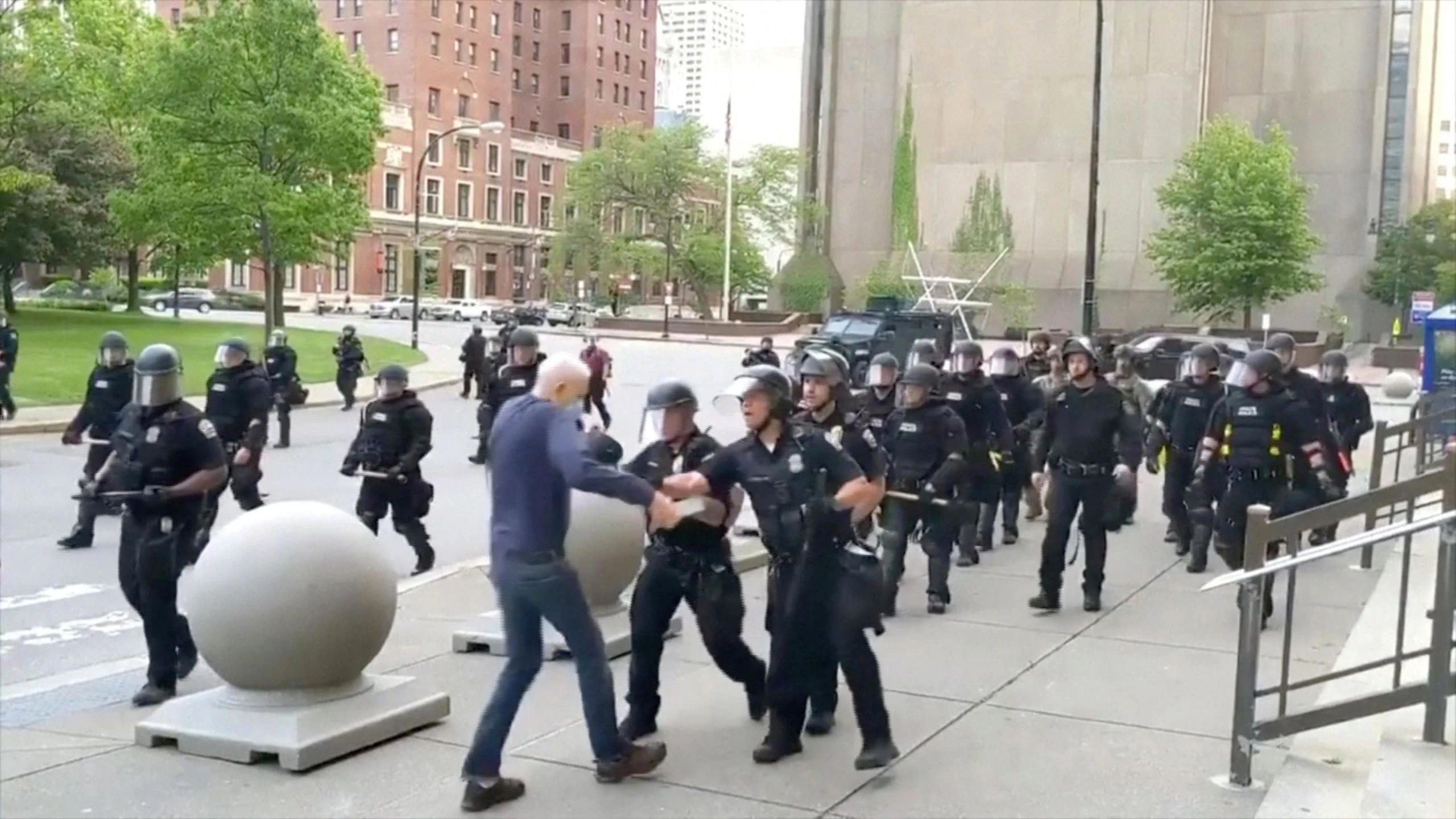 Polémica por el abuso policial en Estados Unidos contra un hombre que cae al suelo Polémica por el abuso policial en Estados Unidos contra un hombre que cae al suelo
