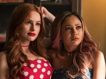 Madelaine Petsch y Vanessa Morgan en 'Riverdale' Madelaine Petsch y Vanessa Morgan en 'Riverdale'