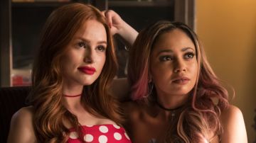 Madelaine Petsch y Vanessa Morgan en 'Riverdale'