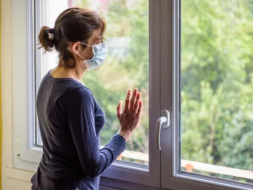 Imagen de una mujer en su casa durante el confinamiento Imagen de una mujer en su casa durante el confinamiento