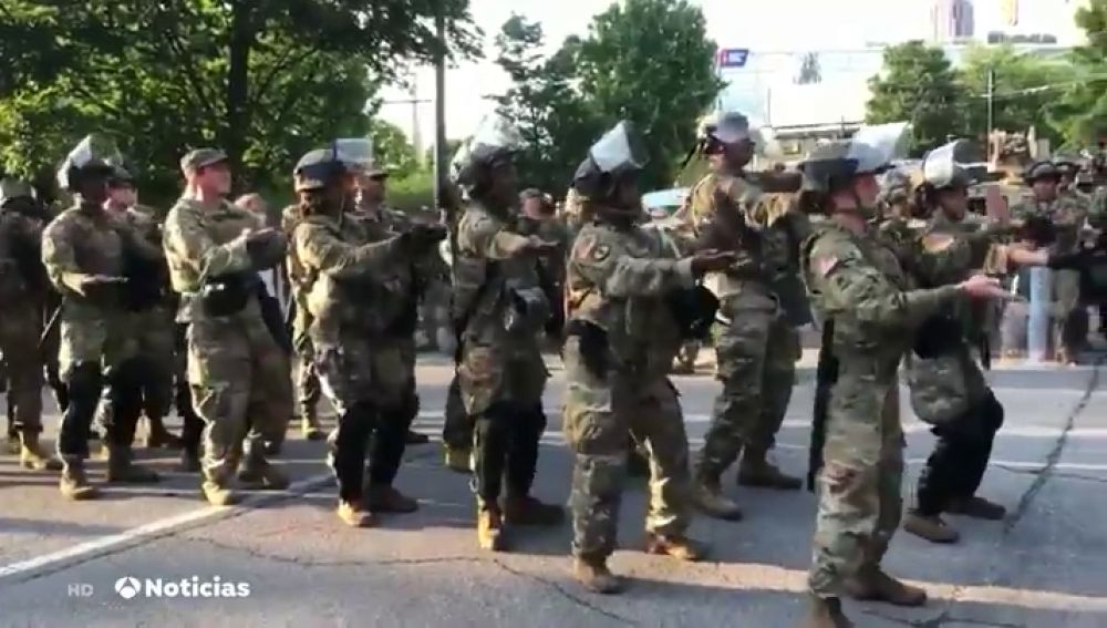 La Guardia Nacional baila la 'Macarena' antes del toque de queda en Atlanta por las protestas contra la muerte de George Floyd