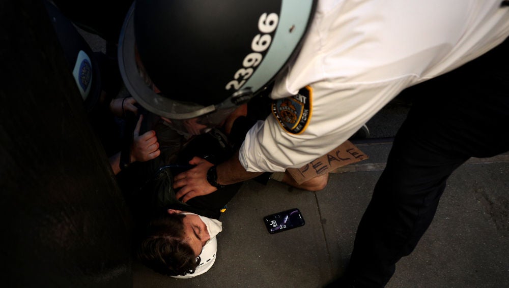 La Policía detiene a un joven durante las protestas tras la muerte de George Floyd en Mineápolis