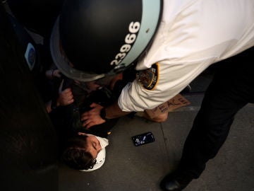 La Policía detiene a un joven durante las protestas tras la muerte de George Floyd en Mineápolis