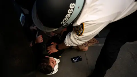 La Policía detiene a un joven durante las protestas tras la muerte de George Floyd en Mineápolis La Policía detiene a un joven durante las protestas tras la muerte de George Floyd en Mineápolis