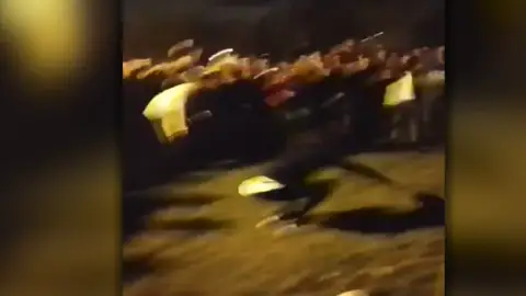 Más de 400 jóvenes se reunieron en Pamplona al grito de "San Fermín, San Fermín" incumpliendo el estado de alarma Más de 400 jóvenes se reunieron en Pamplona al grito de "San Fermín, San Fermín" incumpliendo el estado de alarma
