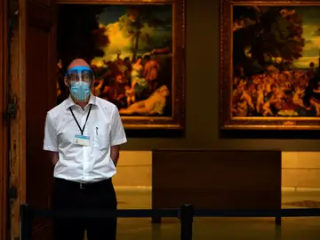 Un empleado, en la reapertura del Museo del Prado de Madrid Un empleado, en la reapertura del Museo del Prado de Madrid