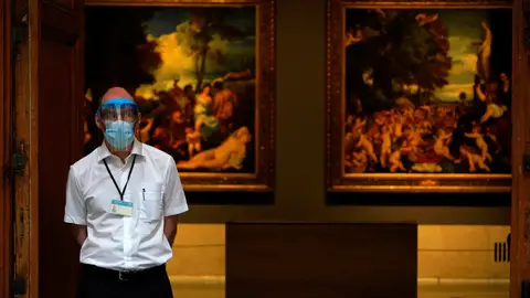 Un empleado, en la reapertura del Museo del Prado de Madrid Un empleado, en la reapertura del Museo del Prado de Madrid