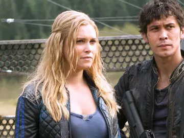 Bellamy y Clarke en 'The 100' Bellamy y Clarke en 'The 100'