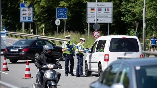 Imagen de archivo de un control policial la frontera entre Alemania y Austria Imagen de archivo de un control policial la frontera entre Alemania y Austria