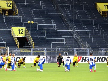 La Bundesliga hinca la rodilla contra el racismo y la muerte de George Floyd