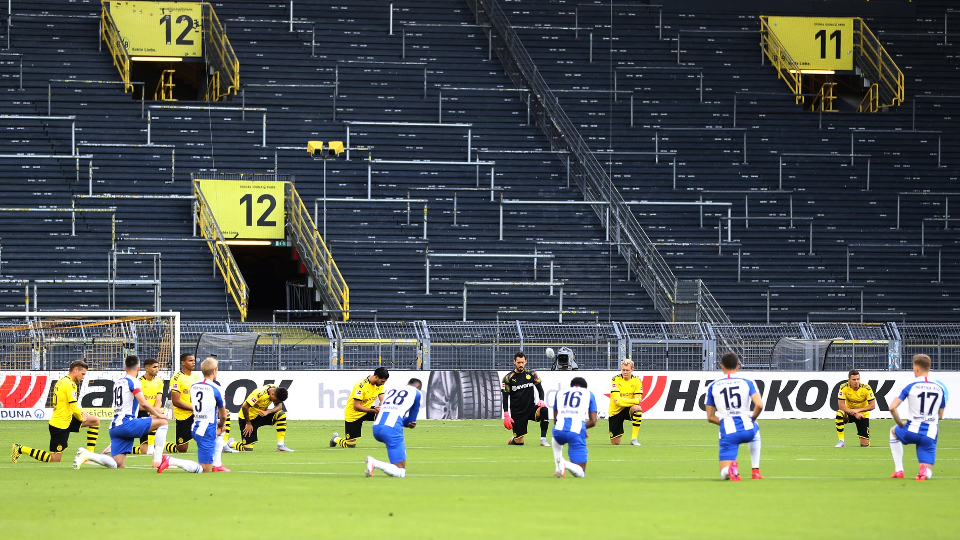 La Bundesliga hinca la rodilla contra el racismo y la muerte de George Floyd La Bundesliga hinca la rodilla contra el racismo y la muerte de George Floyd