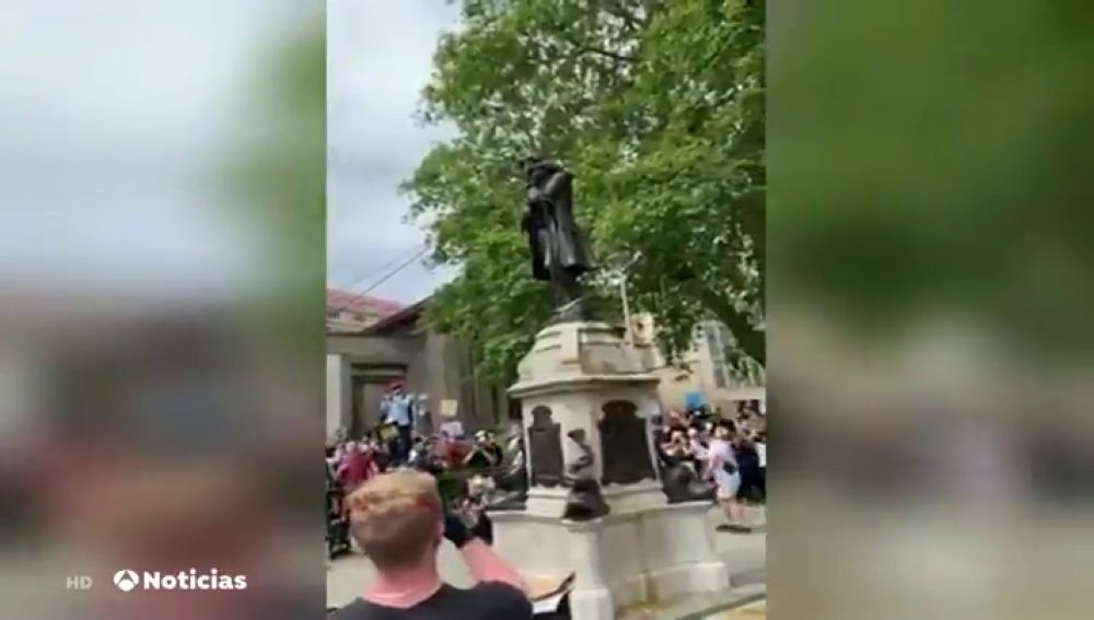 Derriban la estatua de un esclavista en Bristol durante las protestas contra el racismo tras la muerte de George Floyd