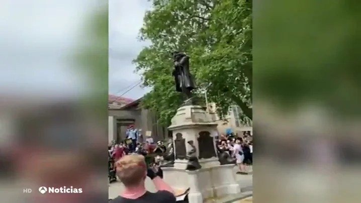 Derriban la estatua de un esclavista en Bristol durante las protestas contra el racismo tras la muerte de George Floyd