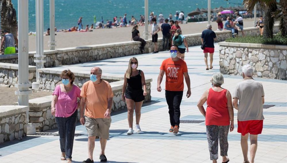 Imagen de personas paseando por la playa