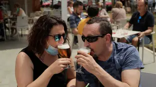 Una pareja disfruta de una cerveza en una terraza de Madrid Una pareja disfruta de una cerveza en una terraza de Madrid