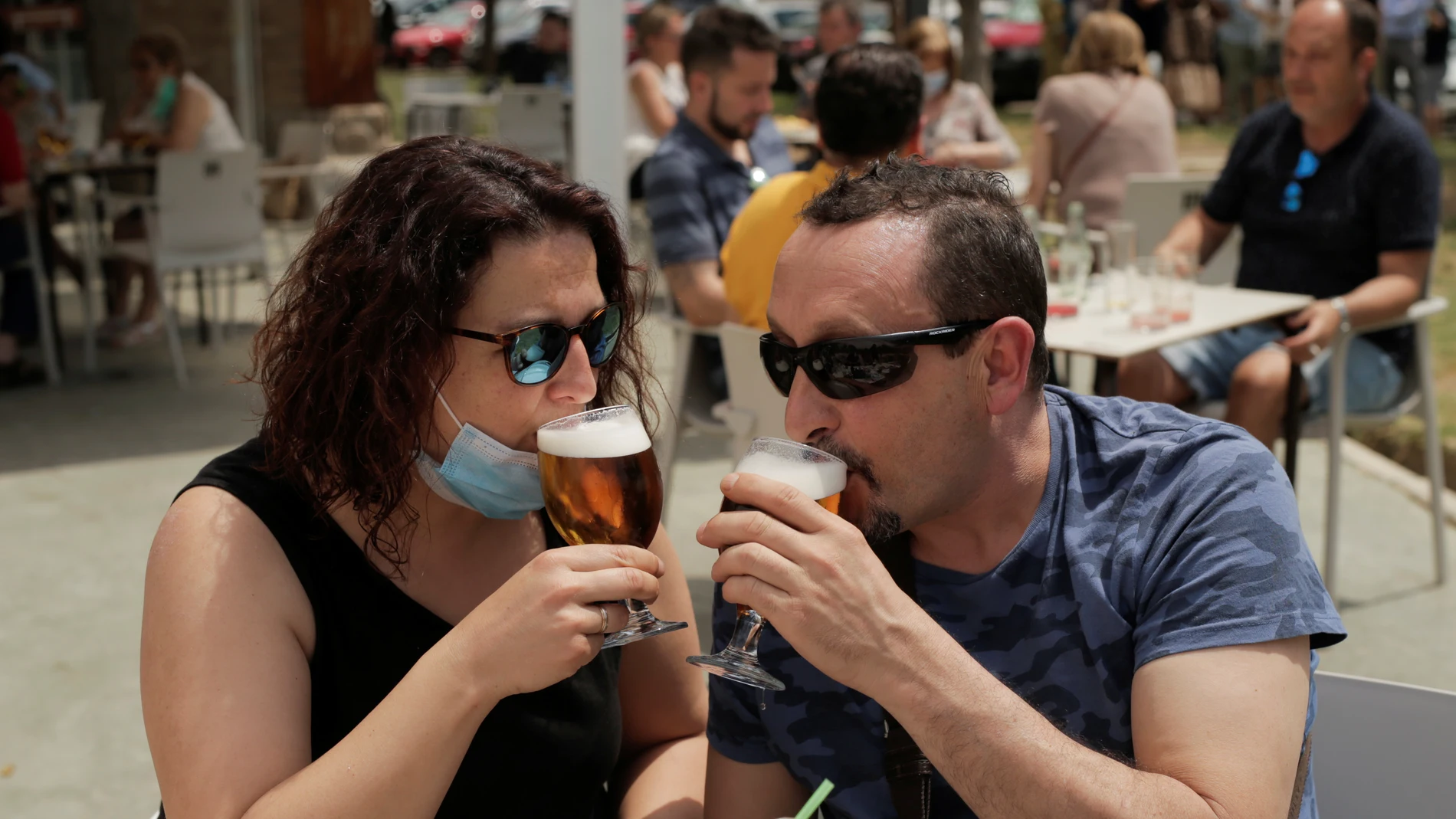 Una pareja disfruta de una cerveza en una terraza de Madrid Una pareja disfruta de una cerveza en una terraza de Madrid