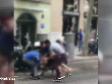 Barcelona: Brutal paliza a un hombre para robarle un reloj en el Raval