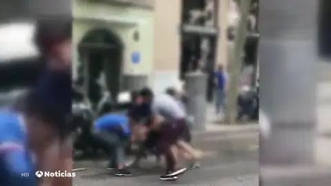 Barcelona: Brutal paliza a un hombre para robarle un reloj en el Raval Barcelona: Brutal paliza a un hombre para robarle un reloj en el Raval