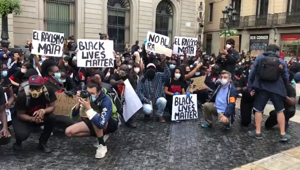 Más de 3.000 personas se concentran en Barcelona contra el racismo y en repulsa por el asesinato de George Floyd