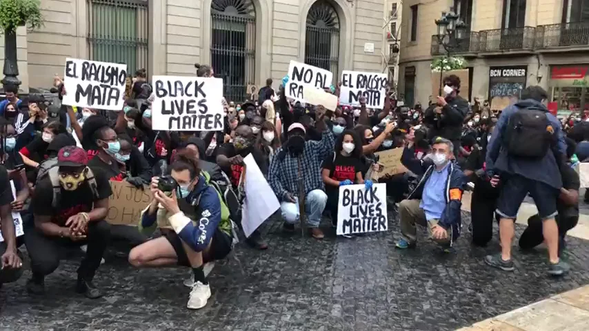M&aacute;s de 3.000 personas se concentran en Barcelona contra el racismo y en repulsa por el asesinato de George Floyd