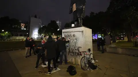 Lewis Hamilton pide derribar todas las estatuas que conmemoren a "racistas" Lewis Hamilton pide derribar todas las estatuas que conmemoren a "racistas"