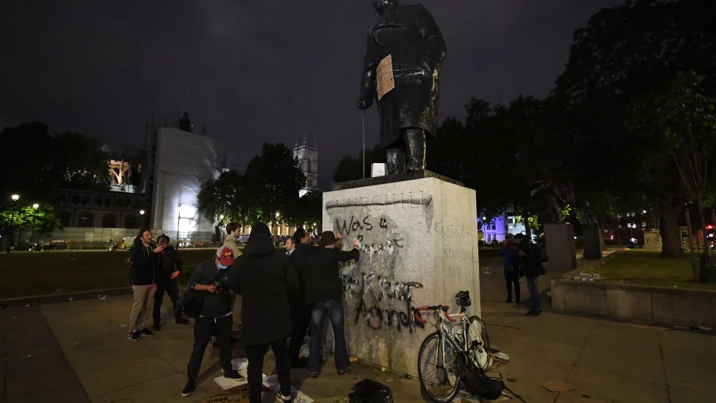 Lewis Hamilton pide derribar todas las estatuas que conmemoren a "racistas" Lewis Hamilton pide derribar todas las estatuas que conmemoren a "racistas"