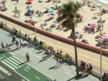 Largas colas en la playa Santa María de Cádiz